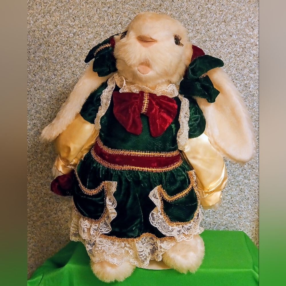 𝑻𝒊𝒍𝒍𝒚 𝟏𝟗𝟖𝟕 𝟐𝟎" 𝑺𝒕𝒂𝒏𝒅𝒊𝒏𝒈 𝑩𝒖𝒏𝒏𝒚 𝒘𝒊𝒕𝒉 𝑺𝒕𝒂𝒏𝒅